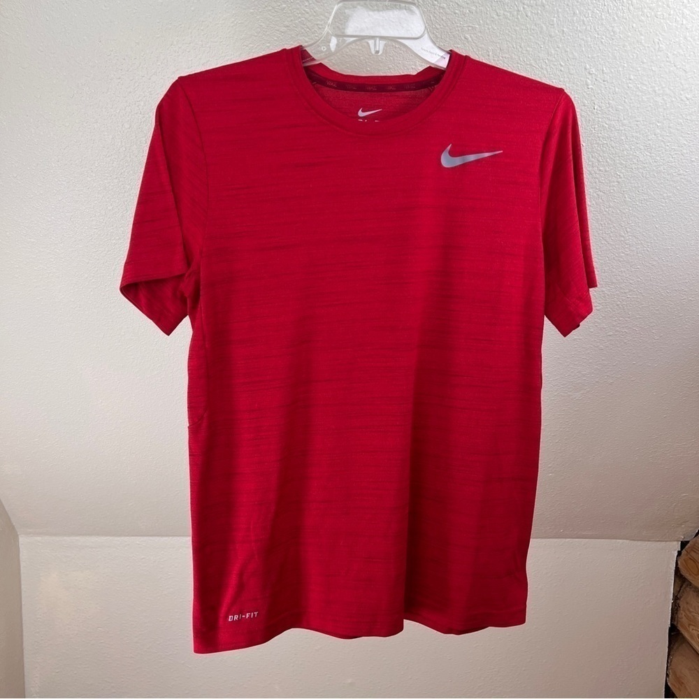 NIKE DRI-FIT Short Sleeve Tee. Red space dyed. Swish Logo in gray. Size Large